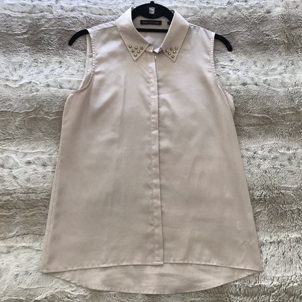 Blouse with gold-studded collar